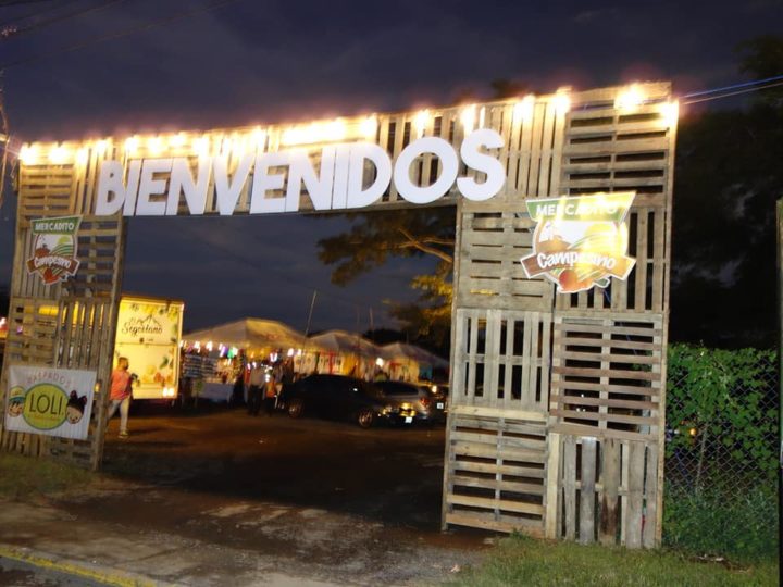 Mercadito Campesino con gran variedad de productos navideños