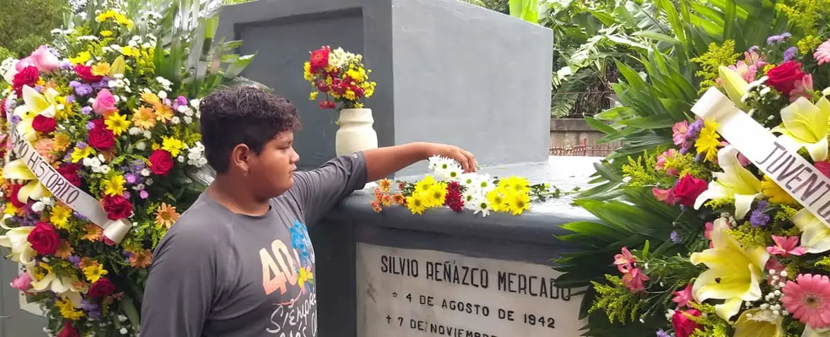 Masaya: Militancia Sandinista deposita una flor al Comandante Silvio Reñazco