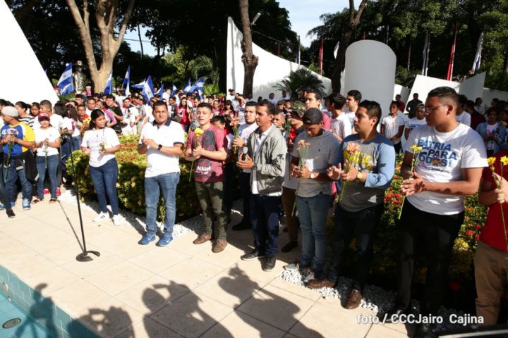 Militancia Sandinista deposita una flor al Padre de la Revolución
