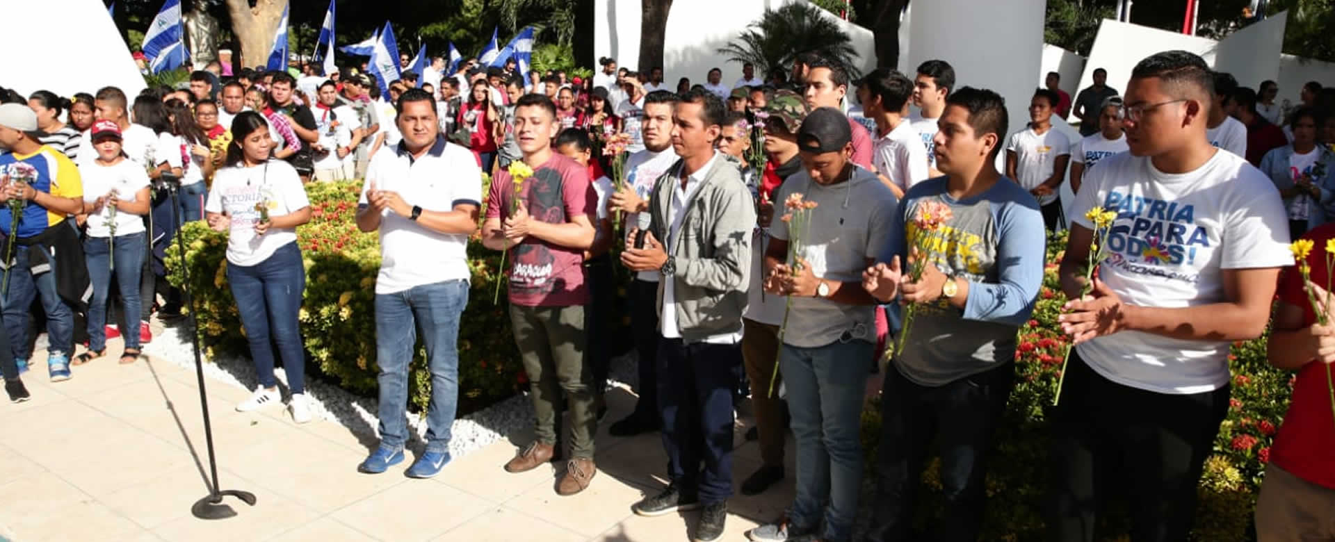 Militancia Sandinista deposita una flor al Padre de la Revolución