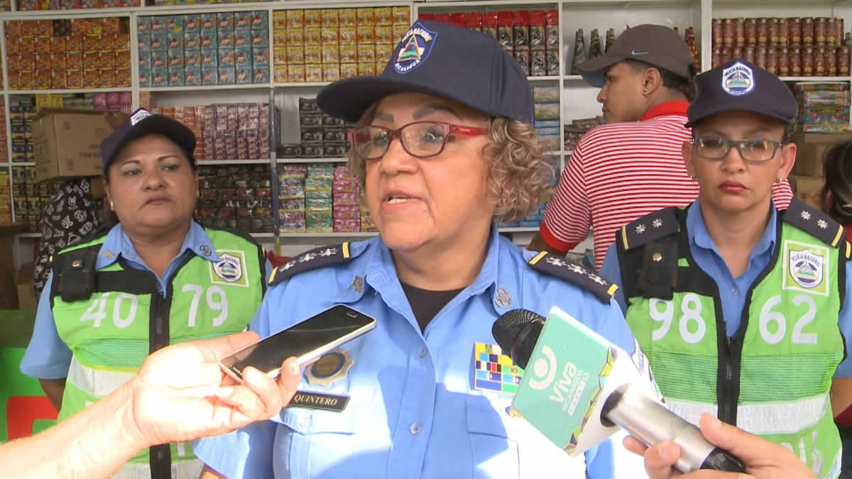 Oficiales de la Policía Nacional inspeccionan tramos de pólvora en Tiscapa