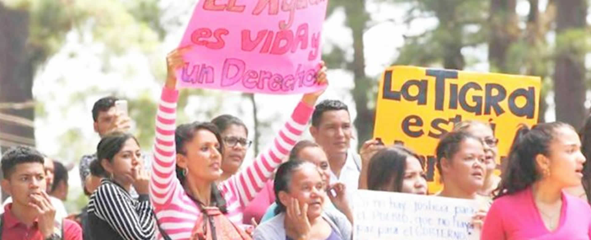 Protestan por el derecho al agua potable y policía hondureña los reprime