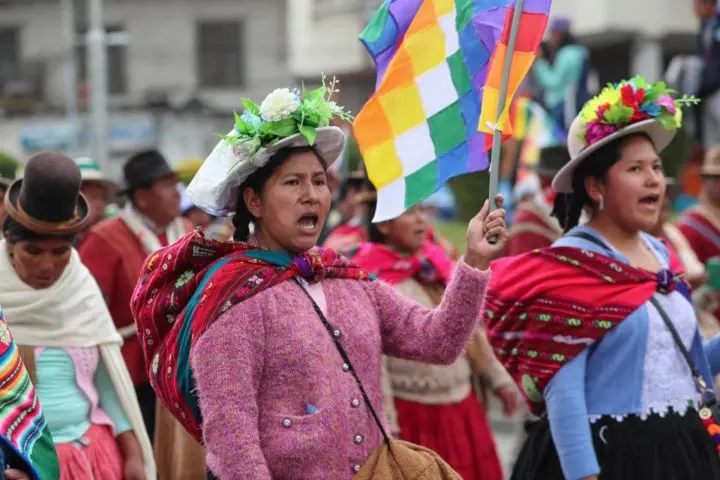 Realizan marcha contra opositores bolivianos que agredieron a mujeres