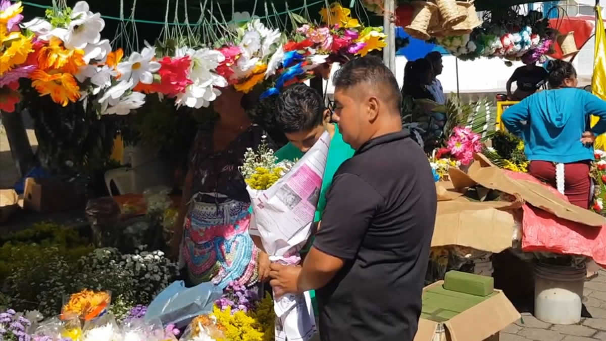 Rivenses participan en la Feria de Flores por el Día de los Difuntos