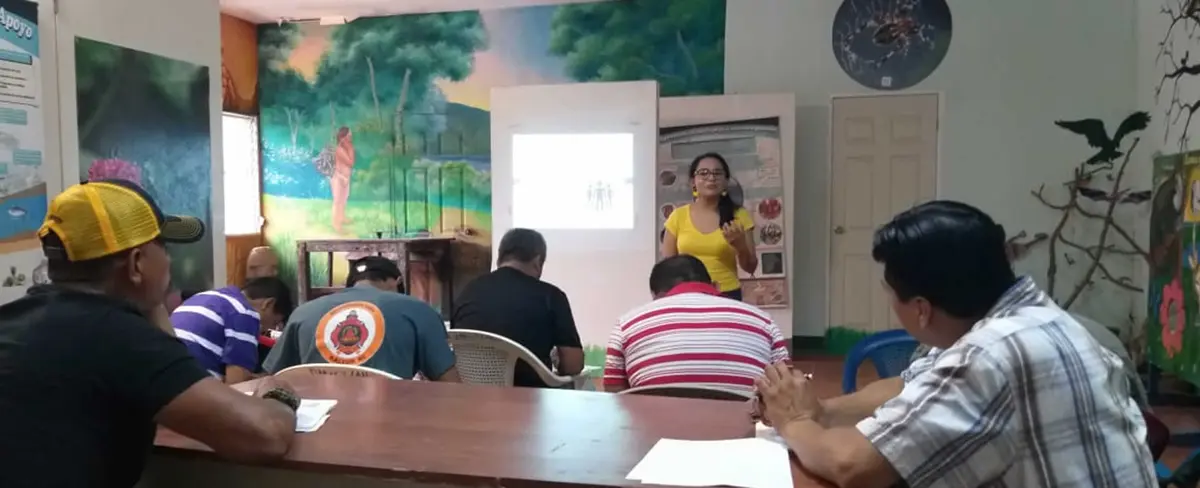Artesanos de San Juan de Oriente participan en taller "Planes de Negocio"