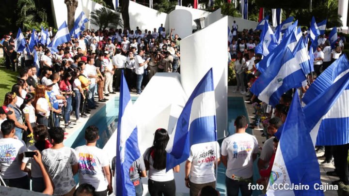 Militancia Sandinista deposita una flor al Padre de la Revolución