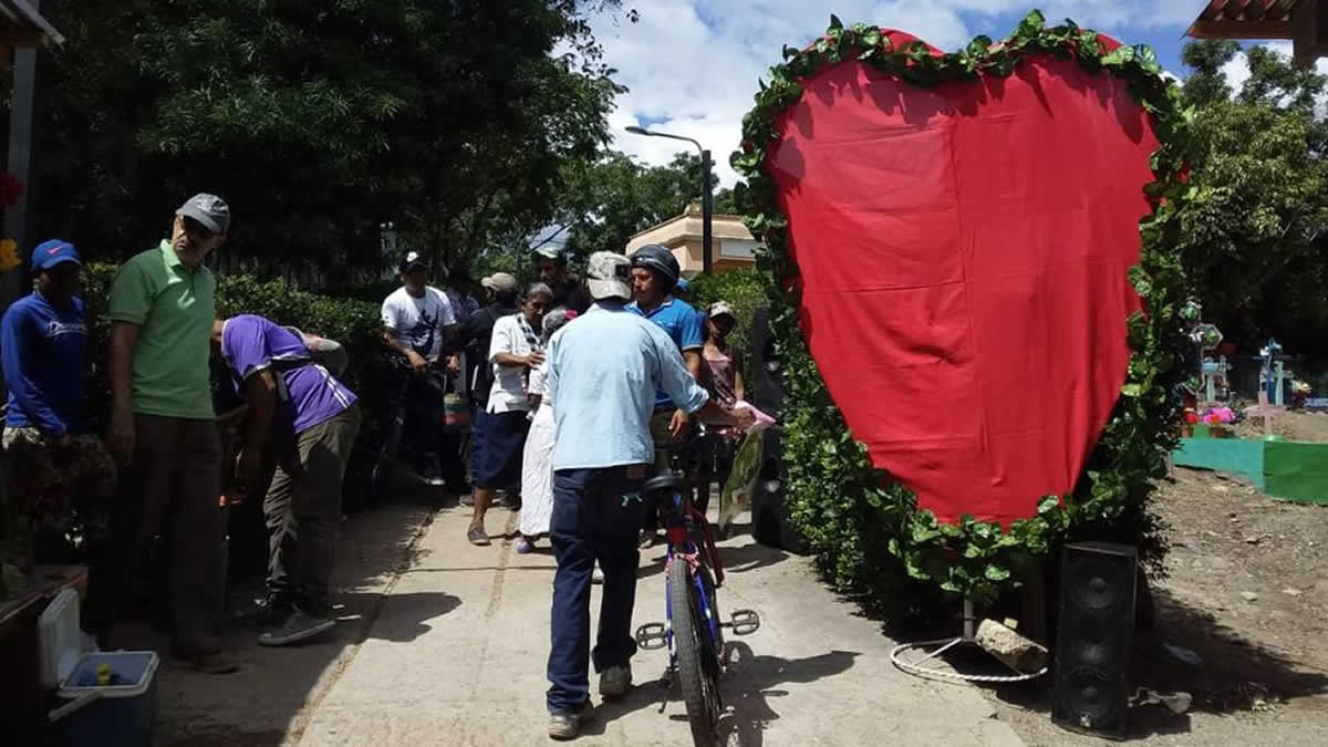Somoteños visitan los campos santos en el Día de Muertos