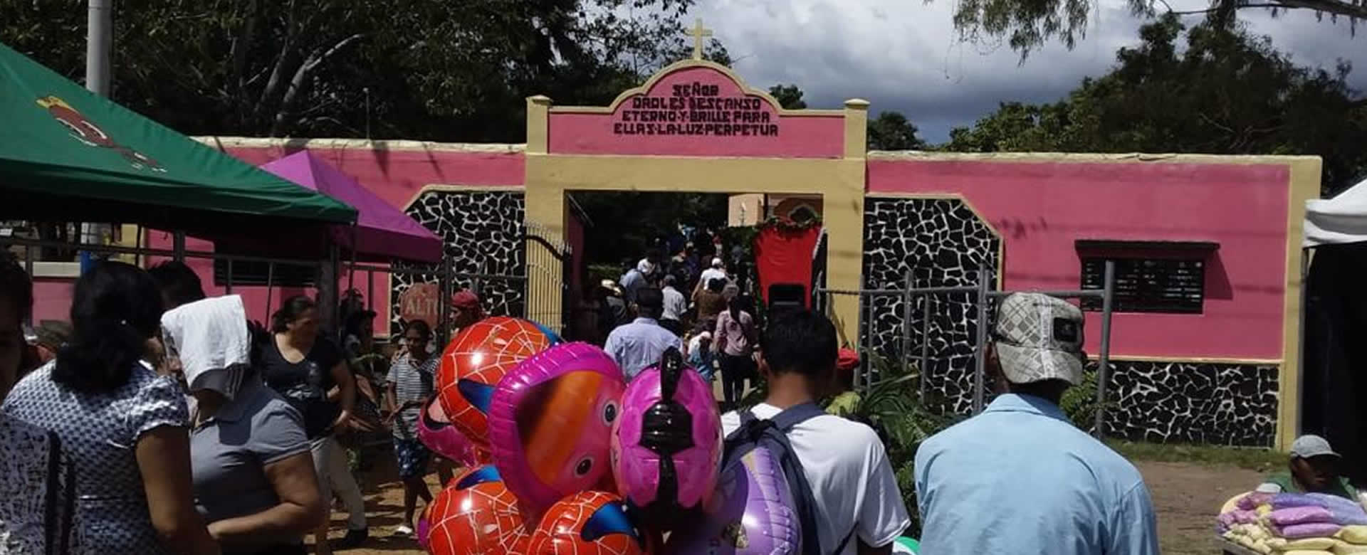 Somoteños visitan los campos santos en el Día de Muertos