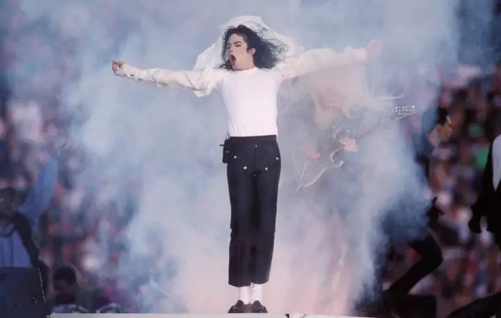 Subastan calcetines de la primera “caminata lunar” de Michael Jackson