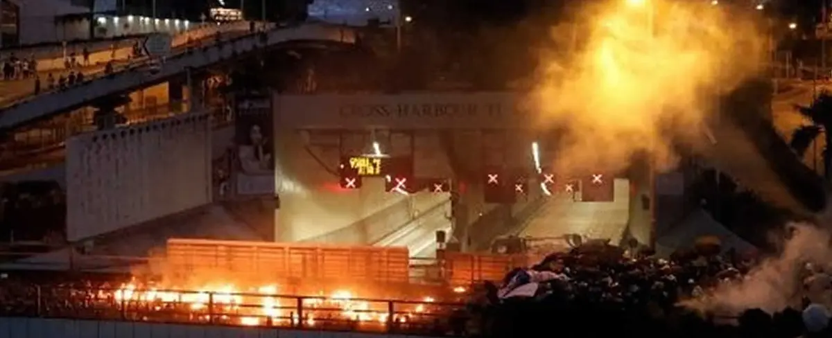 Suspenden clases ante ola de violencia en las calles de Hong Kong
