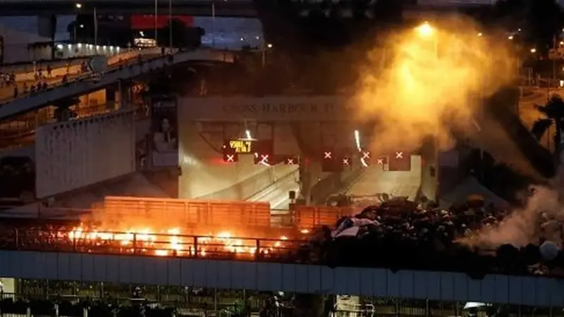 Suspenden clases ante la violencia de manifestantes en Hong Kong