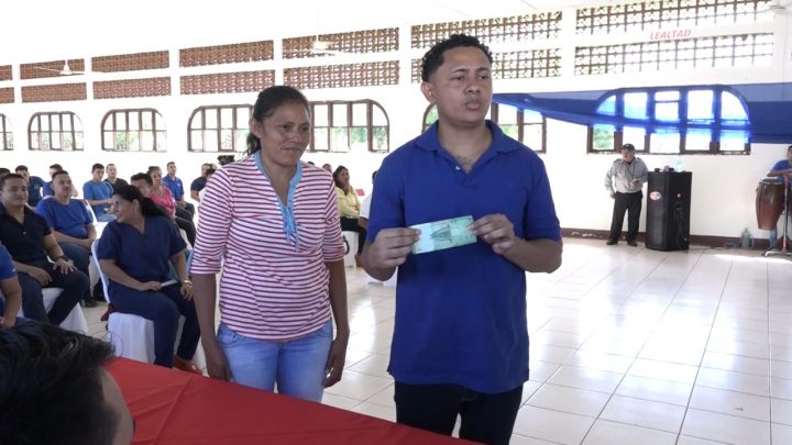 Tipitapa: Entregan por primera vez bono de secundaria a reos