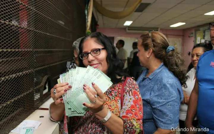 Trabajadores del Estado reciben pago de aguinaldo
