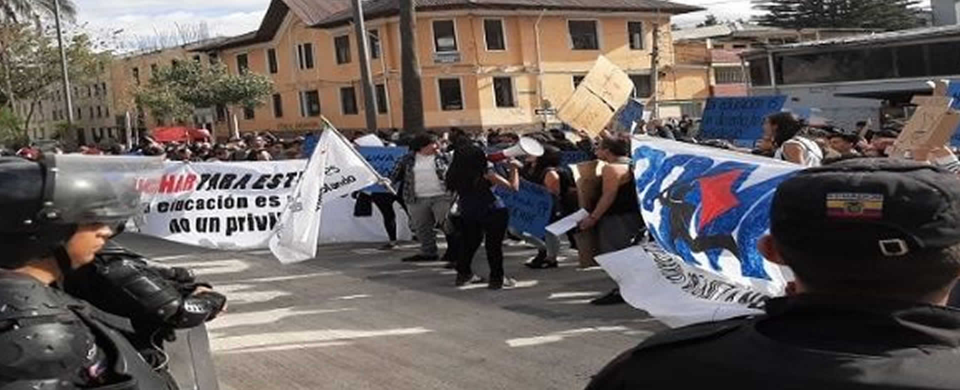 Universitarios de Ecuador marchan en defensa de la educación