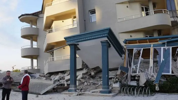 Asciende a más de 40 personas fallecidas por el fuerte sismo en Albania