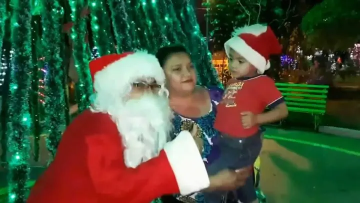 Caraceños disfrutan de la víspera de navidad en los parques