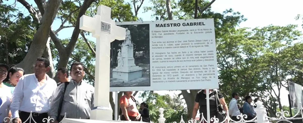 Homenaje y ofrendas florales a grandes maestros fallecidos