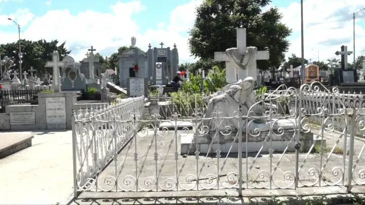 Homenaje y ofrendas florales a grandes maestros fallecidos