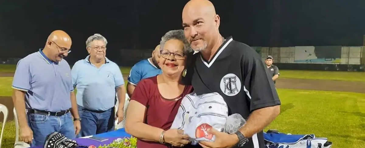 Directiva de los Tigres de Chinandega entrega uniformes a sus jugadores