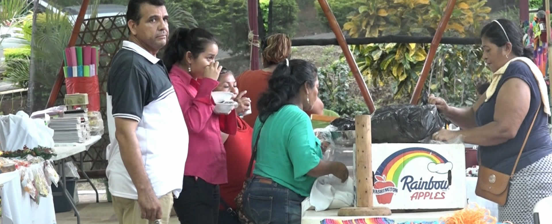 Familias compran su tradicional gorra en la Feria de la Gritería