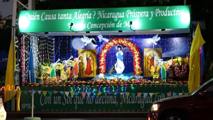 Todo para la navidad en la Avenida de Bolívar a Chávez