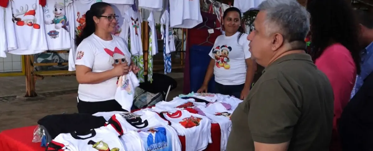 Todo para la navidad en la Avenida de Bolívar a Chávez