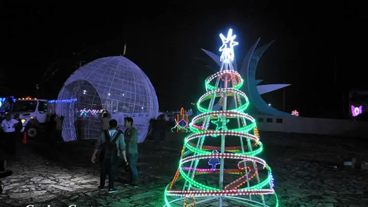 Rotondas y avenidas de Managua llenas de luces y colores en la navidad