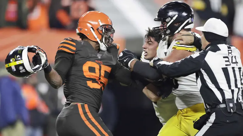 Salvaje pelea en el juego de los Browns y Steelers 