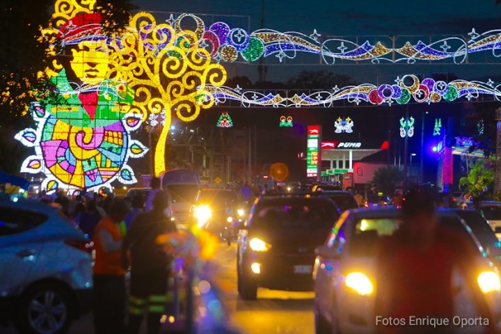 Altares a la Virgen María atrae a nicaragüenses en la Avenida Bolívar
