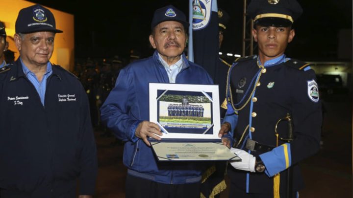 Cargado por el Comandante Daniel a los 2 años e inspirado por su padre ahora sirve a la patria