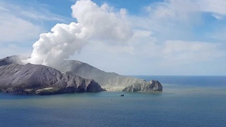 Autoridades de Nueva Zelanda recupera 6 cuerpos tras erupción volcánica