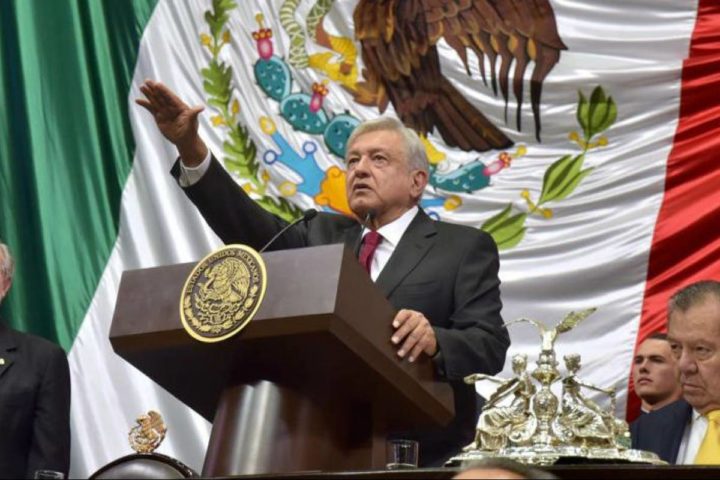 Presidente de México anuncia aumento de 20% del salario mínimo 