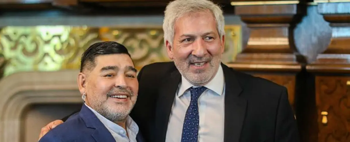 Alberto Fernández, Presidente de Argentina recibe a Maradona en la Casa Rosada