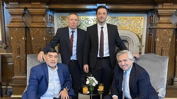 Alberto Fernández, Presidente de Argentina recibe a Maradona en la Casa Rosada