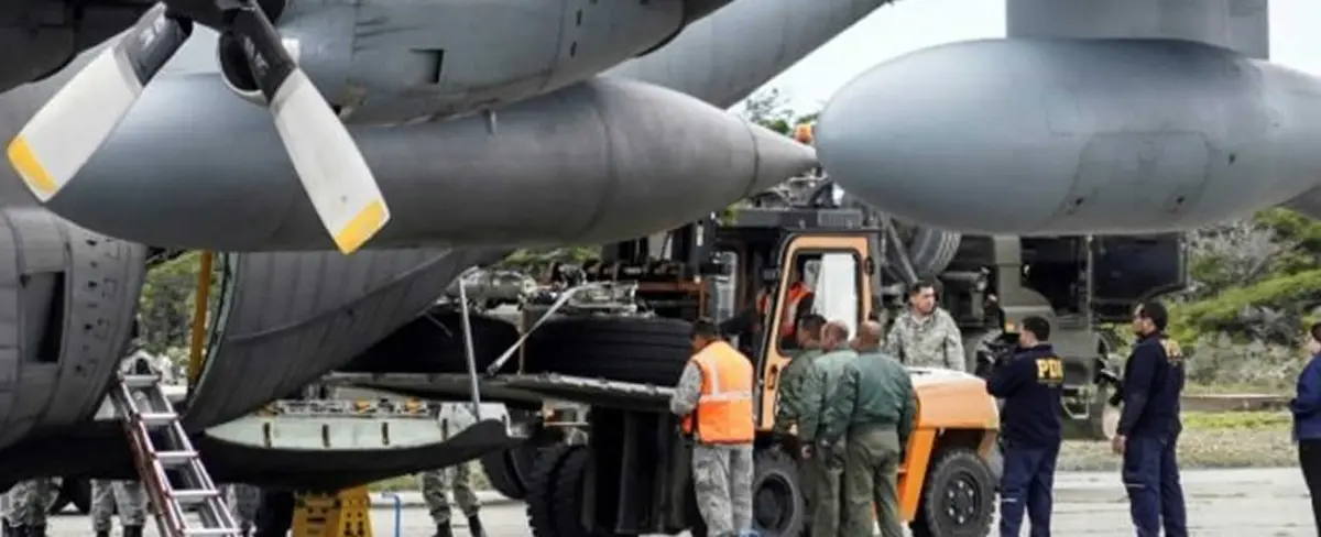 Base militar de Punta Arena recibe restos de víctimas de avión chileno