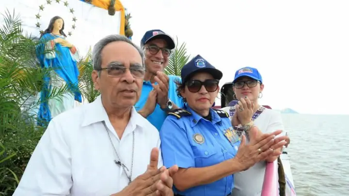 Capitalinos celebran la Purísima Acuática en el Puerto Salvador Allende