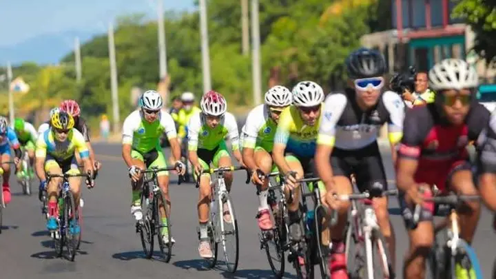 Ciclistas nacionales y extranjeros promueven hábitos saludables