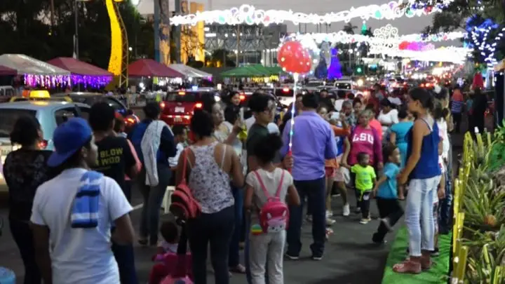 Familias se inundan de amor navideño en la Avenida de Bolívar a Chávez
