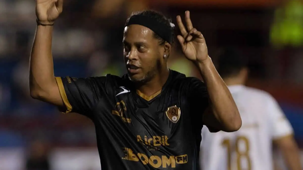Ronaldinho afirma que Messi es el mejor jugador de la época, no de la historia