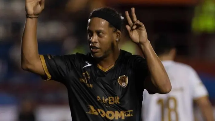 Ronaldinho afirma que Messi es el mejor jugador de la época, no de la historia