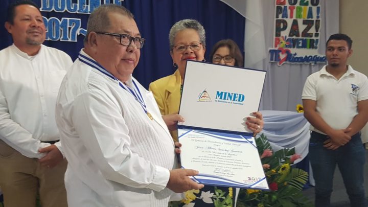 Docentes nicaragüenses son premiados por su amor y compromiso a su trabajo