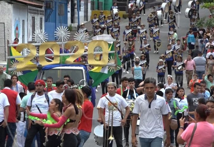 Familias de Boaco dan la bienvenida al año con un colorido carnaval 