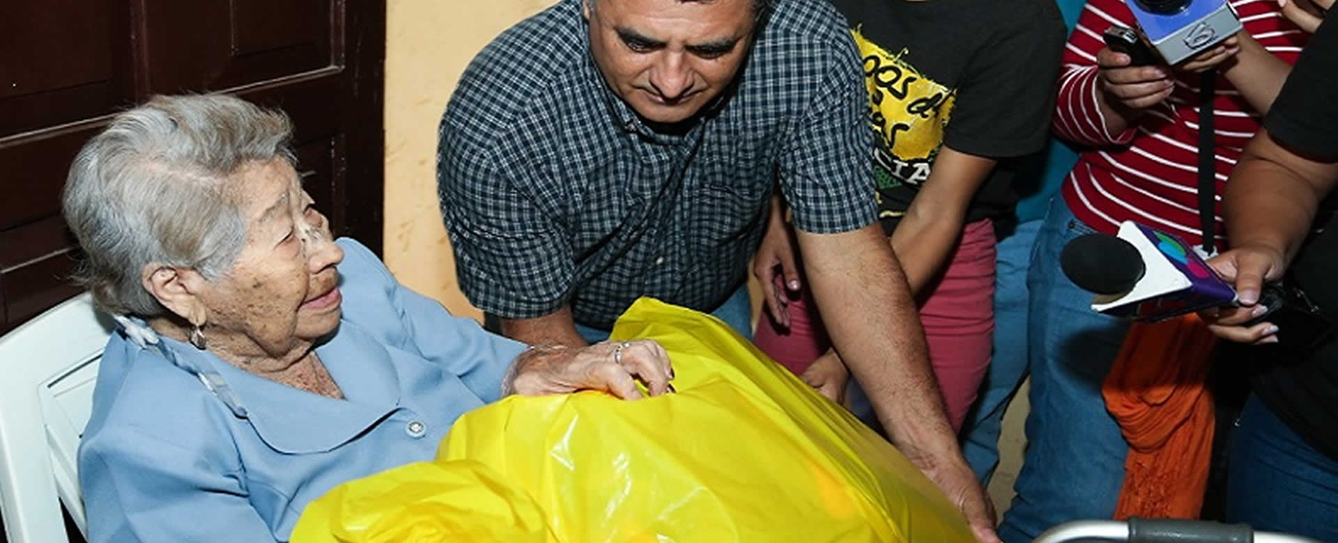 Gobierno Sandinista entrega regalos a madres de héroes y mártires