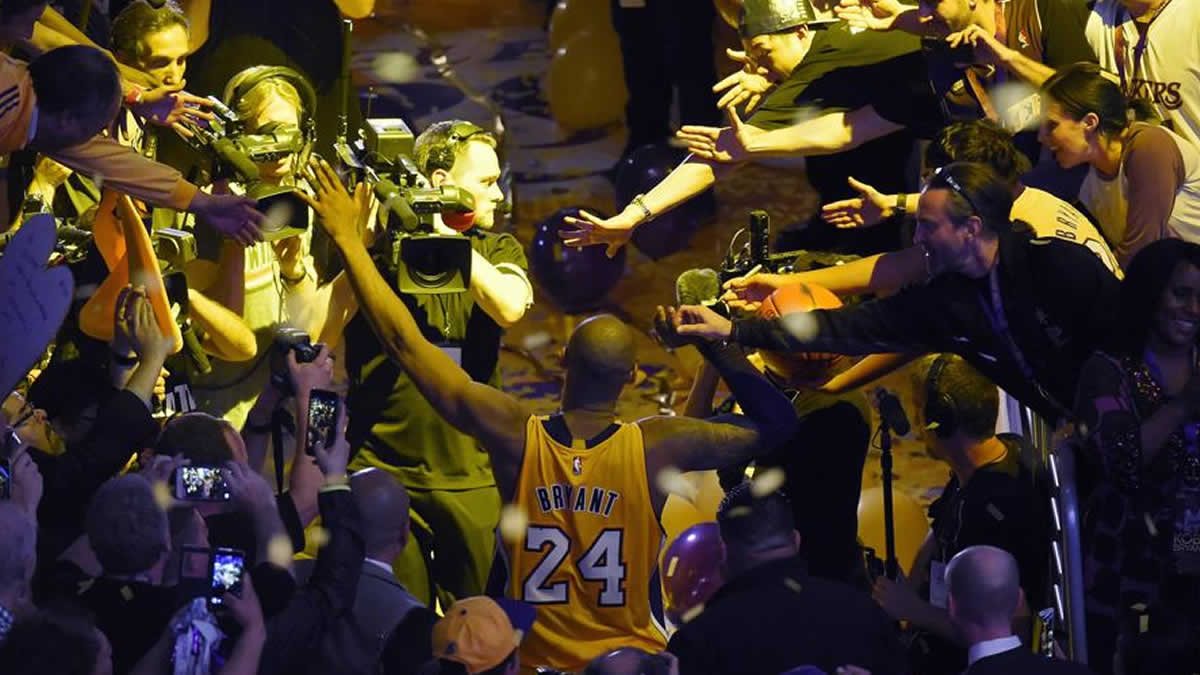 Leyenda de la NBA Kobe Bryant muere en accidente aéreo