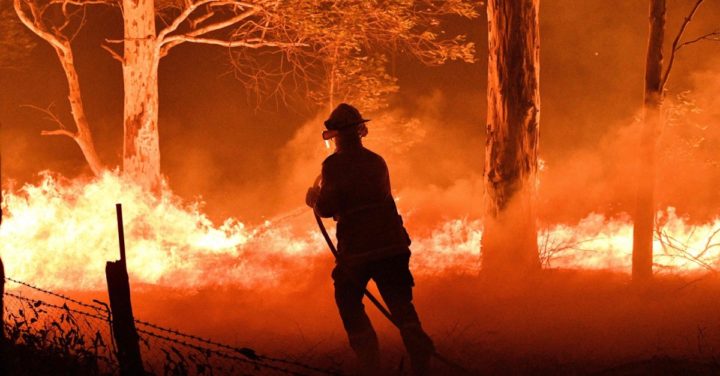 Más de 50 mil personas huyen de incendios en Australia