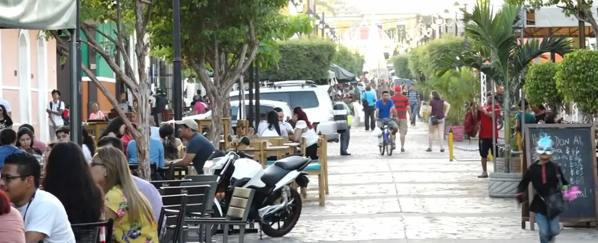Calle La Calzada continúa cautivando a los turistas cuando visitan Granada