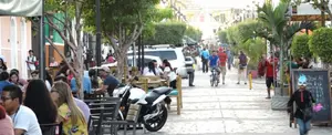 Calle La Calzada continúa cautivando a los turistas cuando visitan Granada
