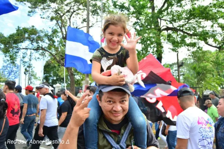 Nicaragüenses caminan con cantos de vida y esperanza por Rubén Darío