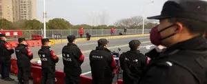 Autoridades de China reportan 213 víctimas fatales por coronavirus