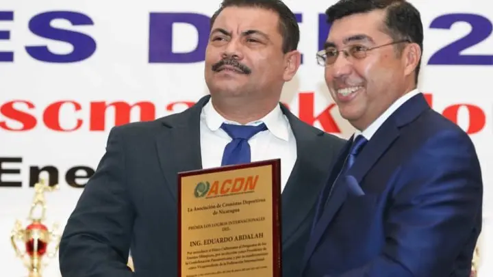 Cronistas deportivos reciben merecido premio por ser los mejores del 2019